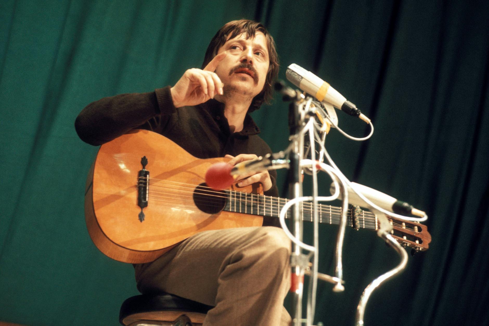 Wolf Biermann während eines Konzertes 1985