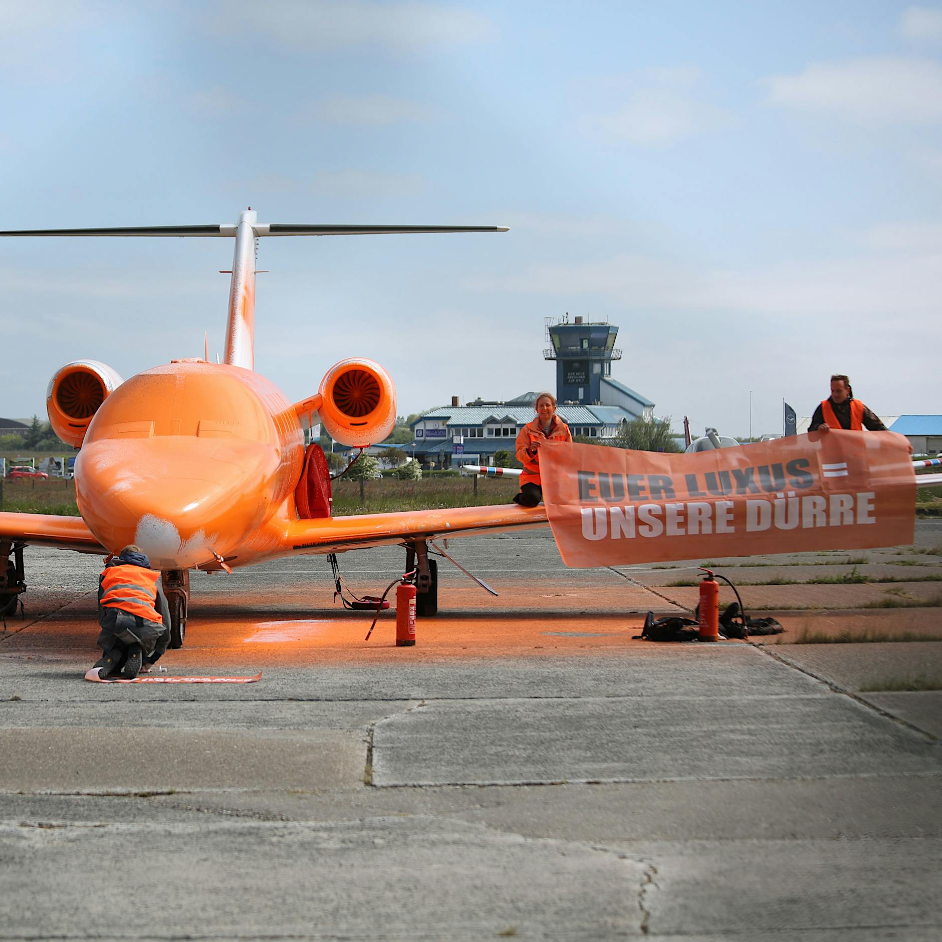 Gegen Reiche: Letzte Generation beschmiert Privatjet auf Sylt mit Farbe