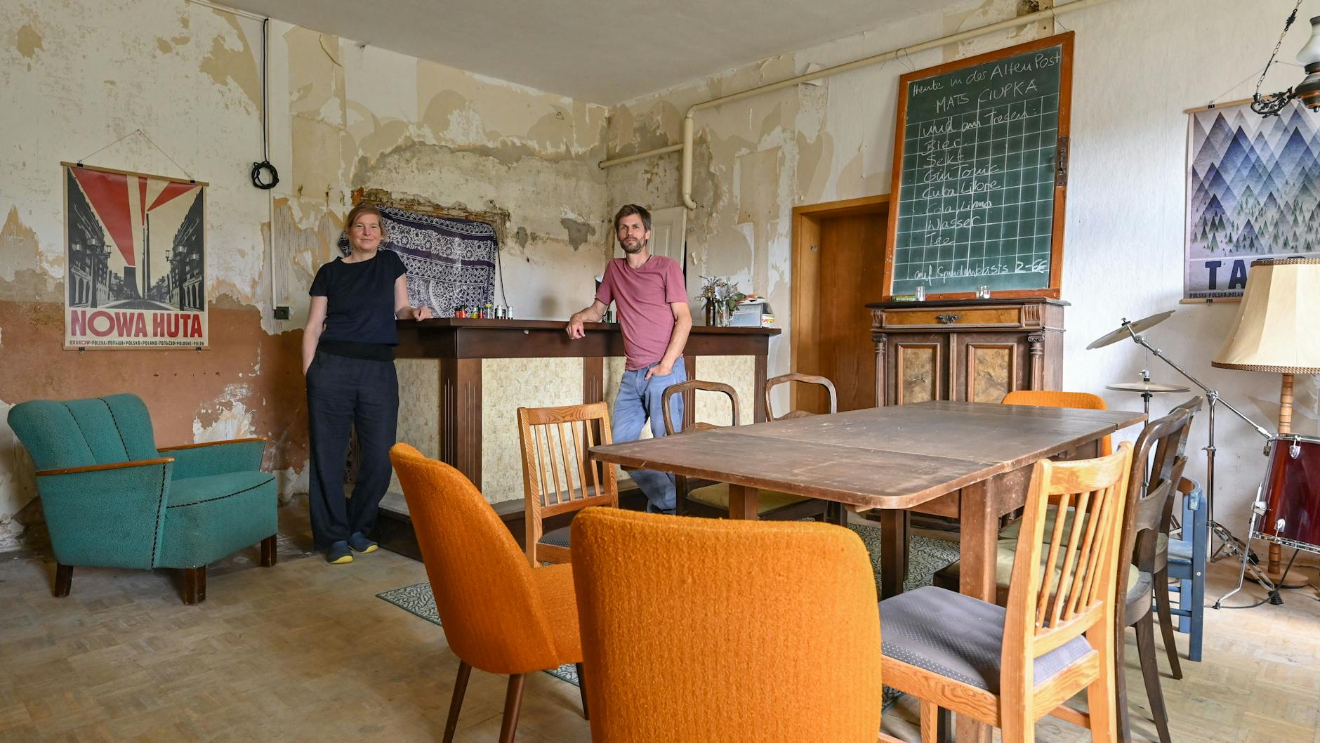 Svea Weiß und Rainer Schmitt haben die alten Holzdielen freigelegt. Stolz sind die Neu-Greiffenberger auf die alte Kneipe gleich neben den früheren Posträumen. „Der Tresen ist noch original, hintendran eine Küche.“