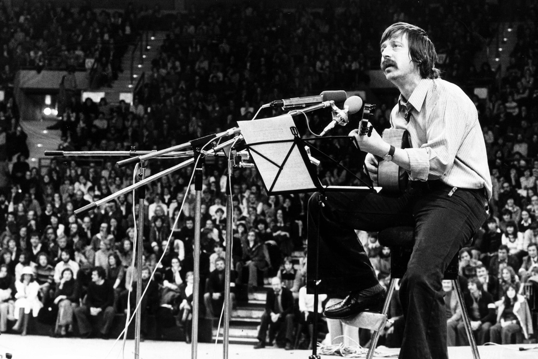 Ein Konzert Wolf Biermanns in der Olympischen Basketball-Halle von München am 25. November 1976.