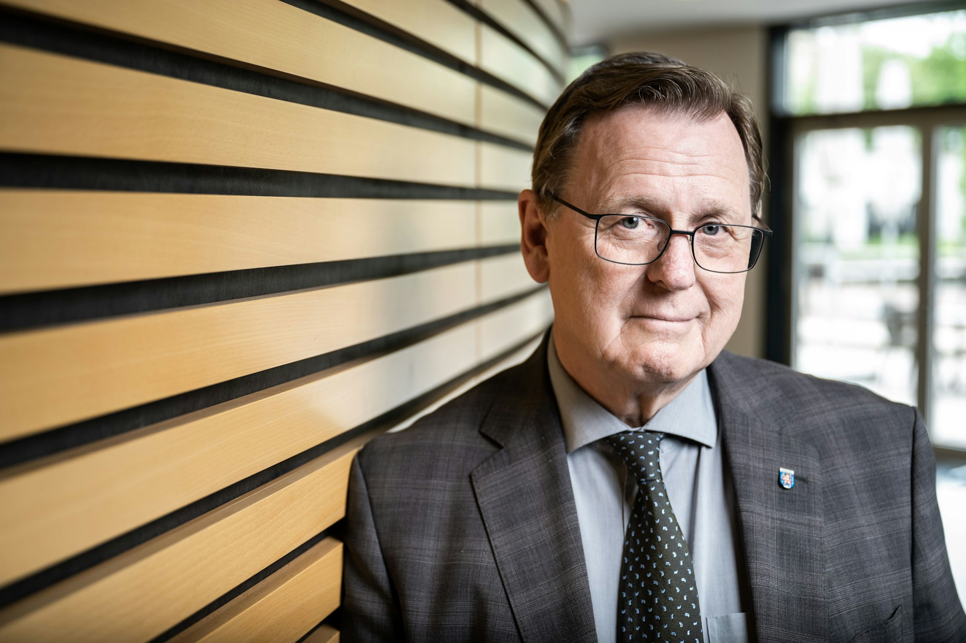 Bodo Ramelow, Ministerpräsident von Thüringen, vor dem Plenarsaal des Landtages