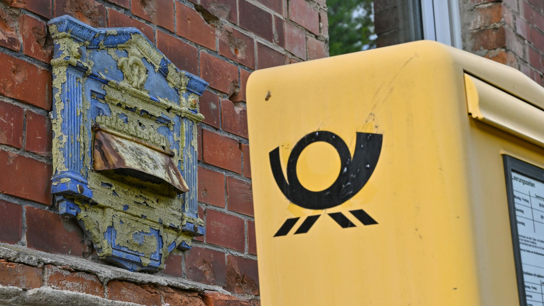 Alt neben Neu: Ein uralter Briefkasten ist an der Fassade der alten Post neben einem neuen Briefkasten zu sehen.