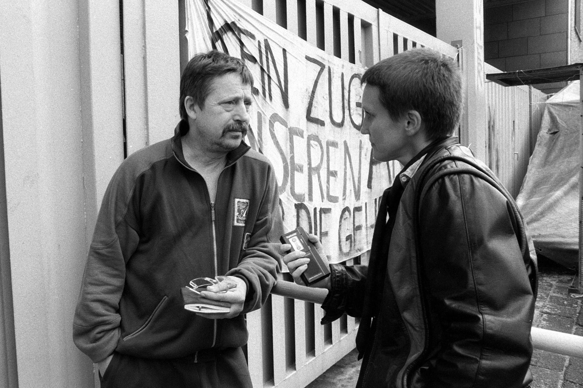 Wolf Biermann gibt Interviews vor der durch Bürgerrechtler besetzten Stasi-Zentrale in der Normannenstraße in Berlin-Lichtenberg am 4. September 1990.