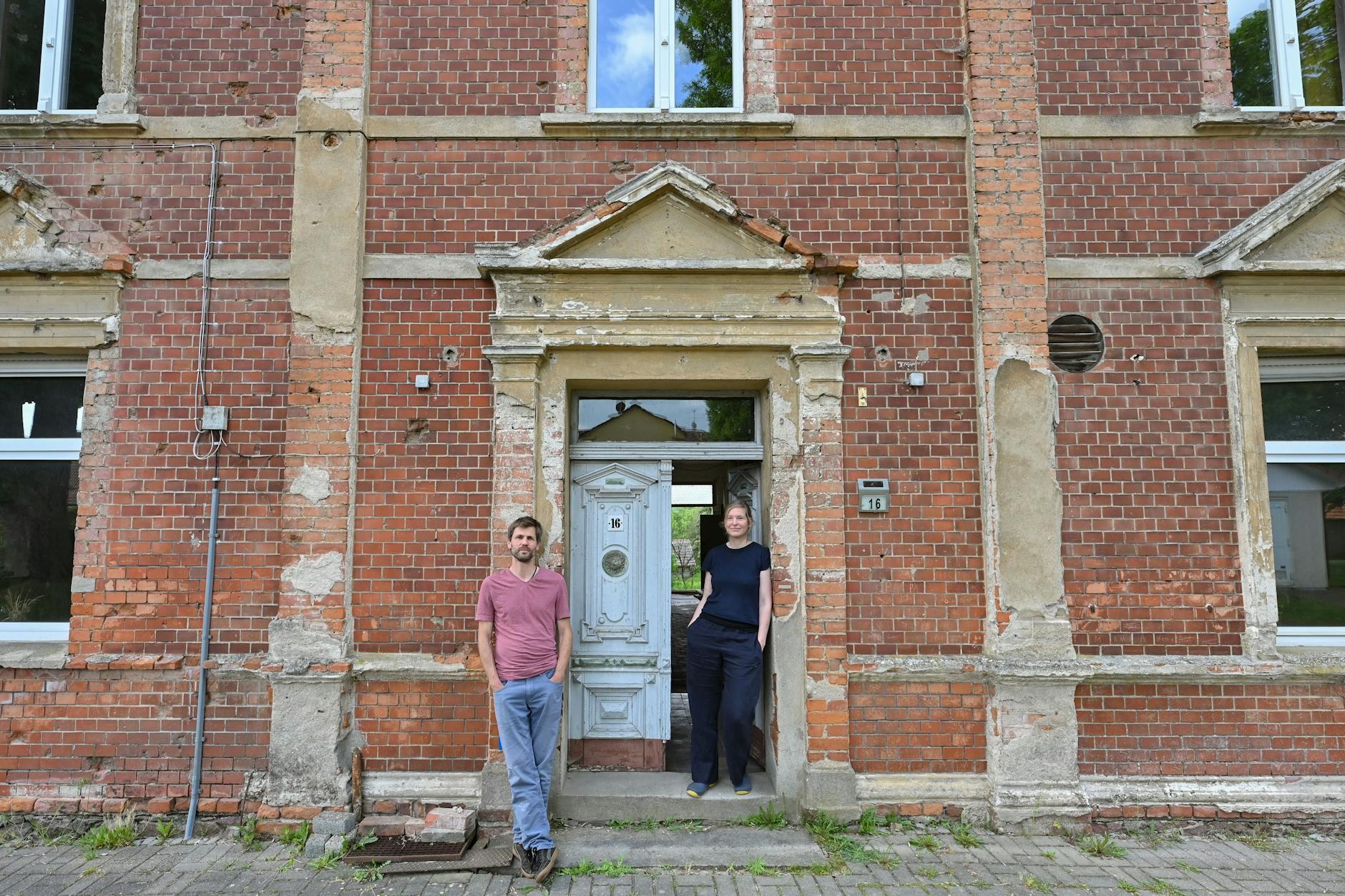 Svea Weiß und Rainer Schmitt stehen vor ihrem Haus, der alten Post. Andere würden dankend ablehnen, das Paar aus Berlin hingegen stellt sich der Herausforderung.