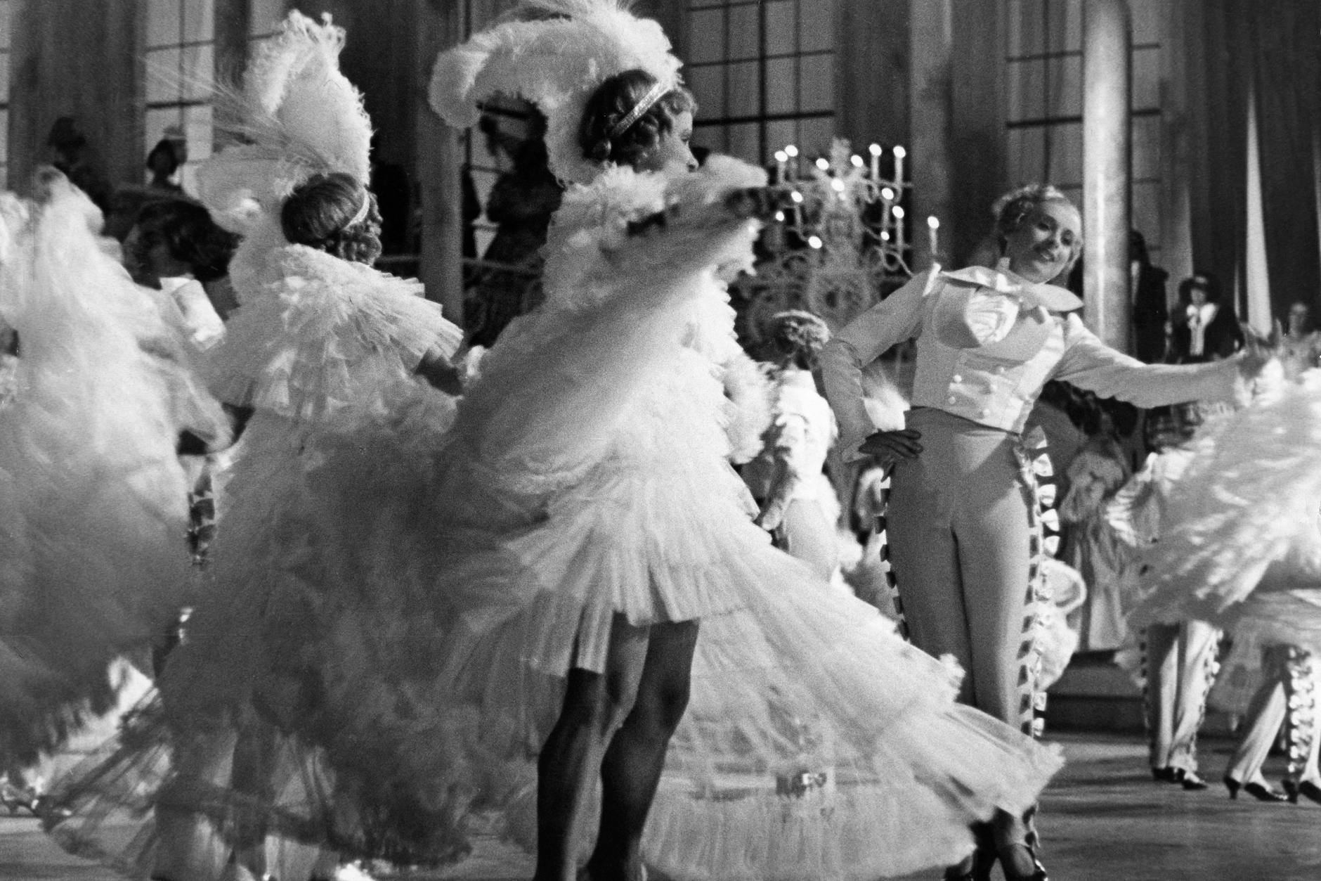 Tanzszene in der Operette 'Hofball in Schoenbrunn' von August Pepoeck im Theater des Volkes in Berlin.
