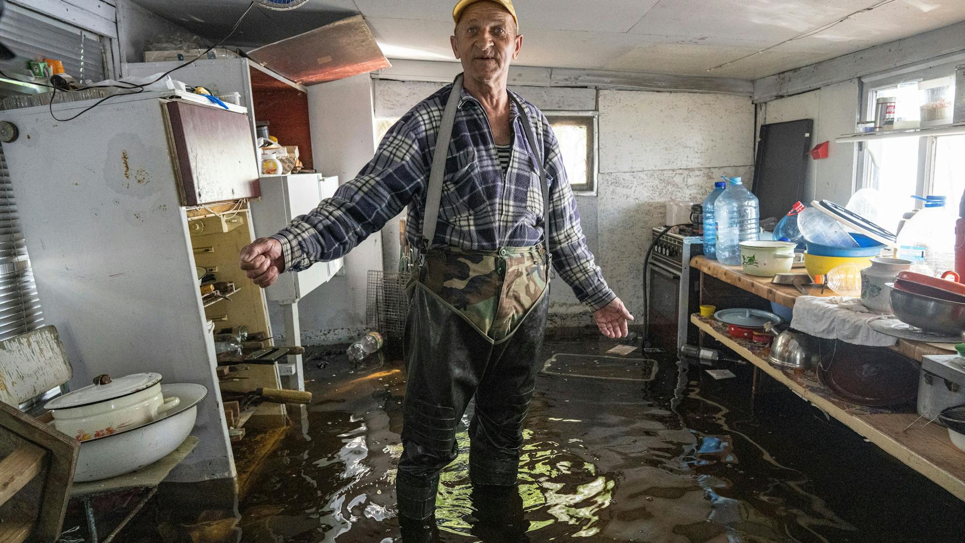 Der Fischer Mykola Gurzhiy (74) von einer Insel des Dnipro-Stausees steht in seiner überfluteten Küche – vor der Sprengung des Staudamms. Es wird angenommen, dass die Russen ihn bis zum Rand volllaufen lassen haben, damit die Sprengung besonders viel Schaden anrichtet.