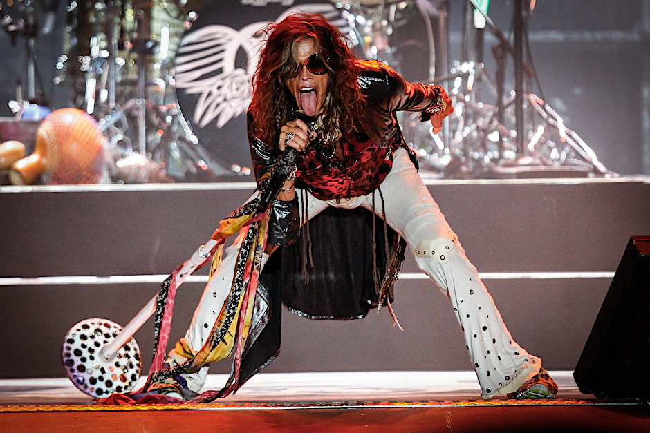 Aerosmith-Sänger Steven Tyler streckt auf der Bühne die Zunge heraus während eines Konzerts im Poliedro-Parkhaus.