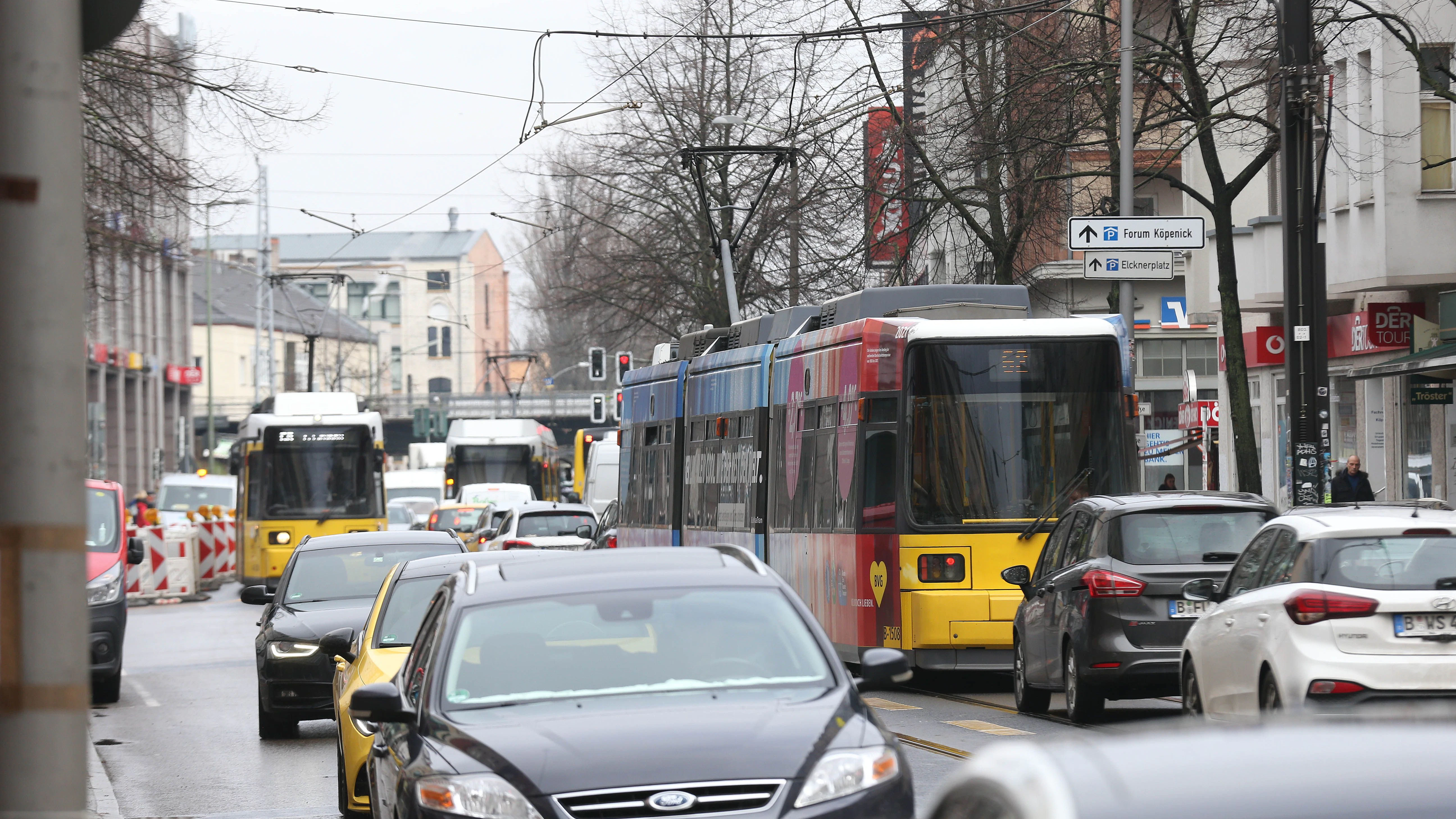 Verkehrschaos in der Köpenicker Bahnhofstraße, alle Verkehrsteilnehmer behindern sich gegenseitig.