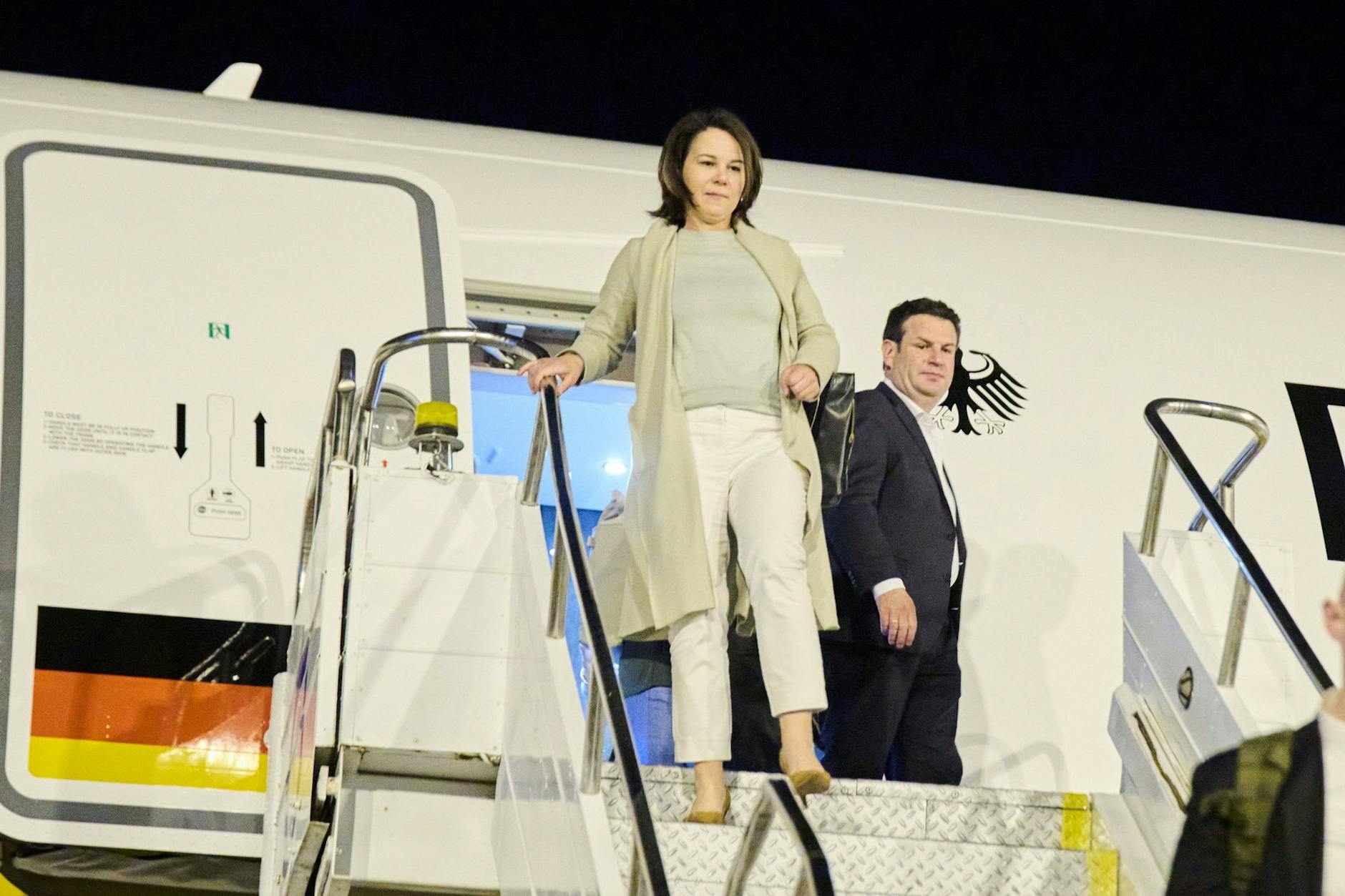 Bundesaußenministerin Annalena Baerbock (Grüne) und Bundesarbeitsminister Hubertus Heil (SPD) bei ihrer Ankunft in Brasilia.
