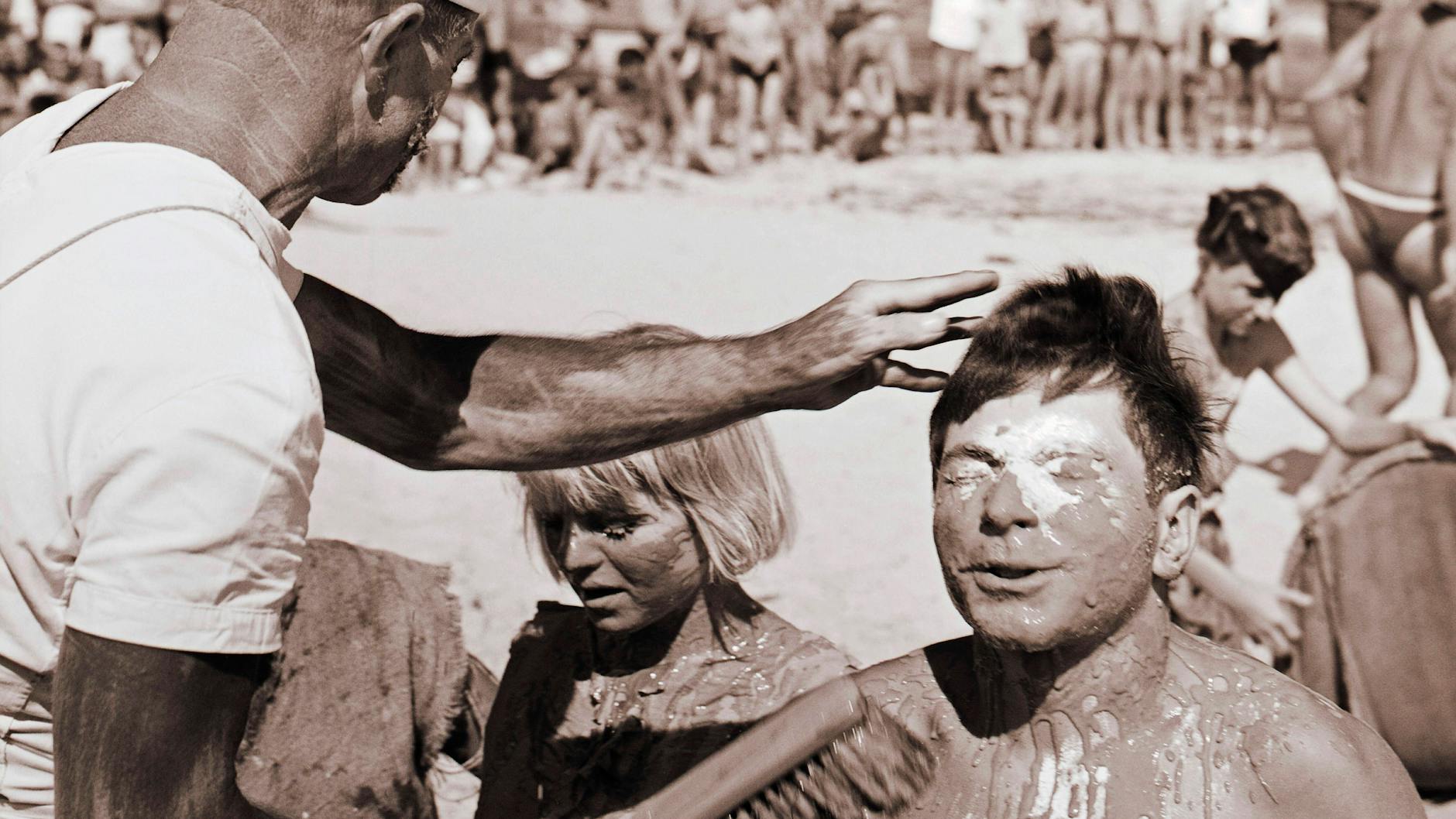 DDR-Ostseesommer, im Ferienlager der IG Wismut in Binz auf Rügen wird das Neptunfest gefeiert.