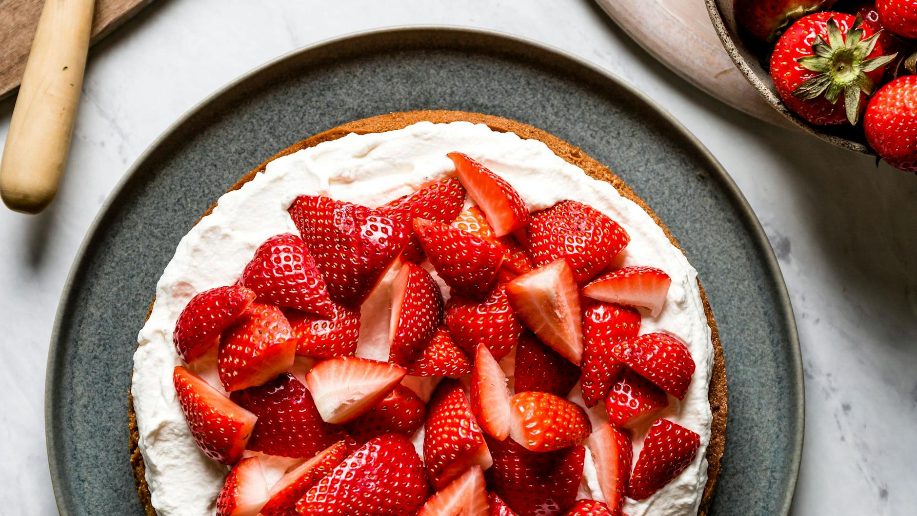 Der Erdbeerkuchen mit Pudding ist der perfekte Sommer-Snack.