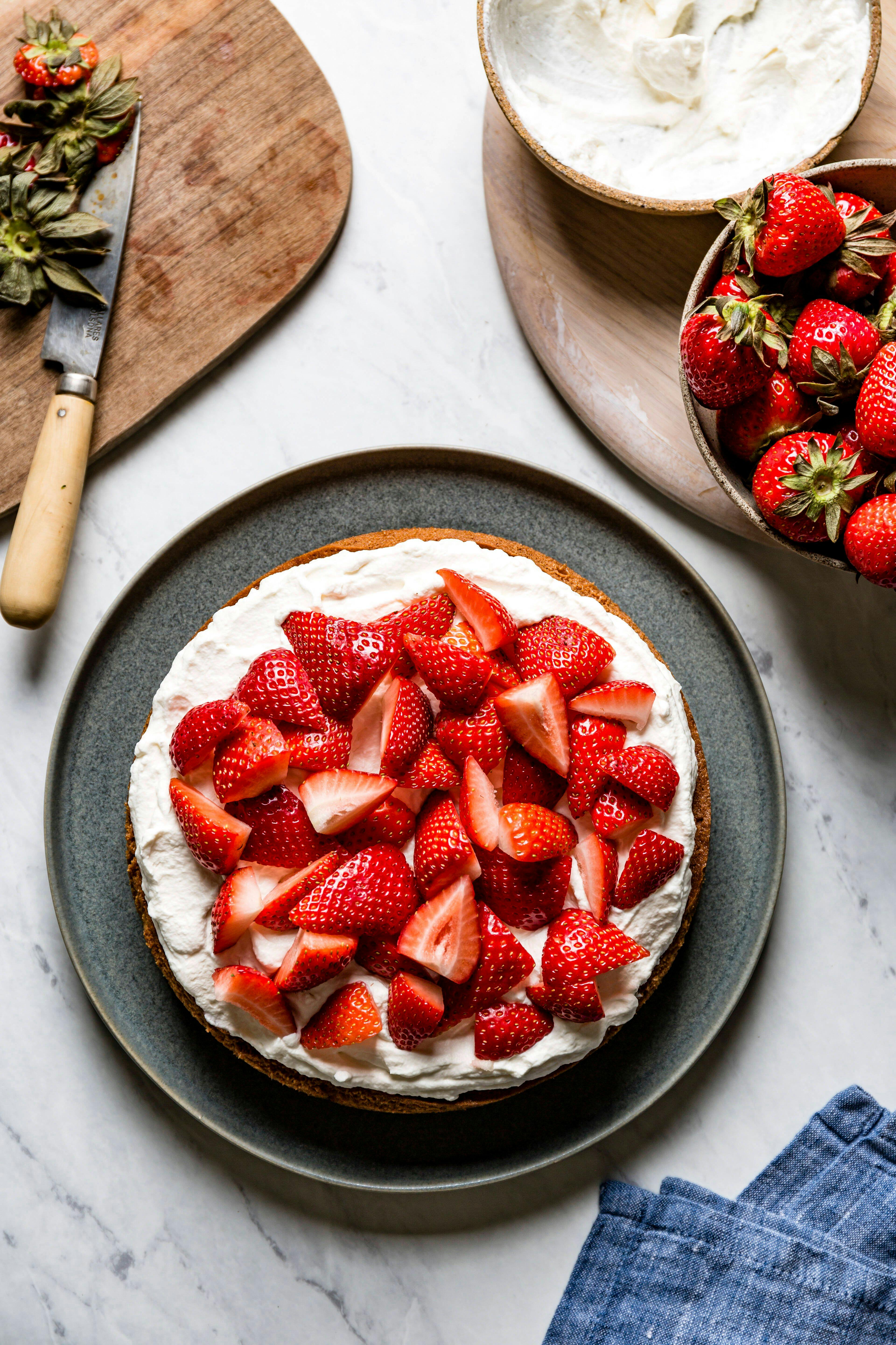 Total genialer Erdbeerkuchen: Knuspriger Boden, cremiger Pudding – hier ... Total genialer Erdbeerkuchen: Knuspriger Boden, cremiger Pudding – hier ...