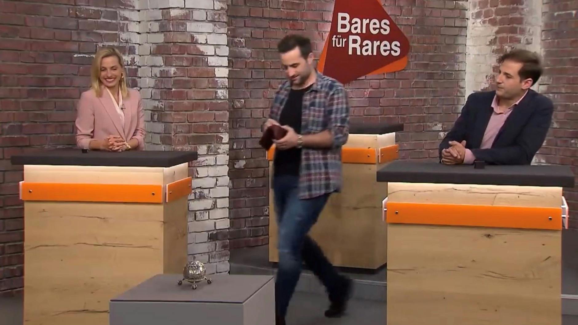 „Bares für Rares“-Händler David Suppes kauft das Ei für 3000 Euro.