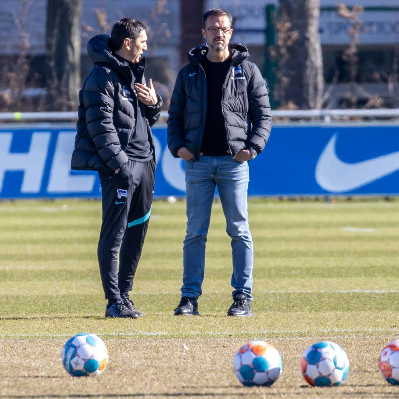 Herthas Sportchef Fredi Bobic (r.) musste einsehen, dass er mit Tayfun Korkut einen Fehlgriff hingelegt hatte.