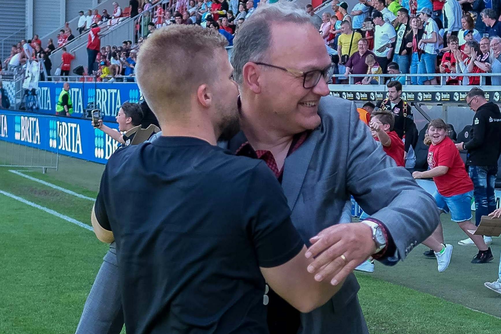 Da hatte sich Nico Schäfer noch zu früh gefreut am letzten Drittliga-Spieltag, aber jetzt kann nach dem Aufstieg ausgelassen gejubelt werden.