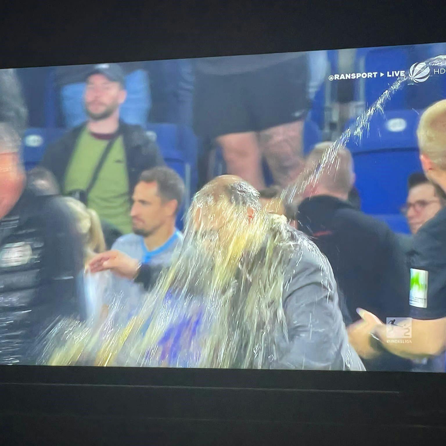 Nico Schäfer wird im Aufstiegstrubel mit Bier übergossen.