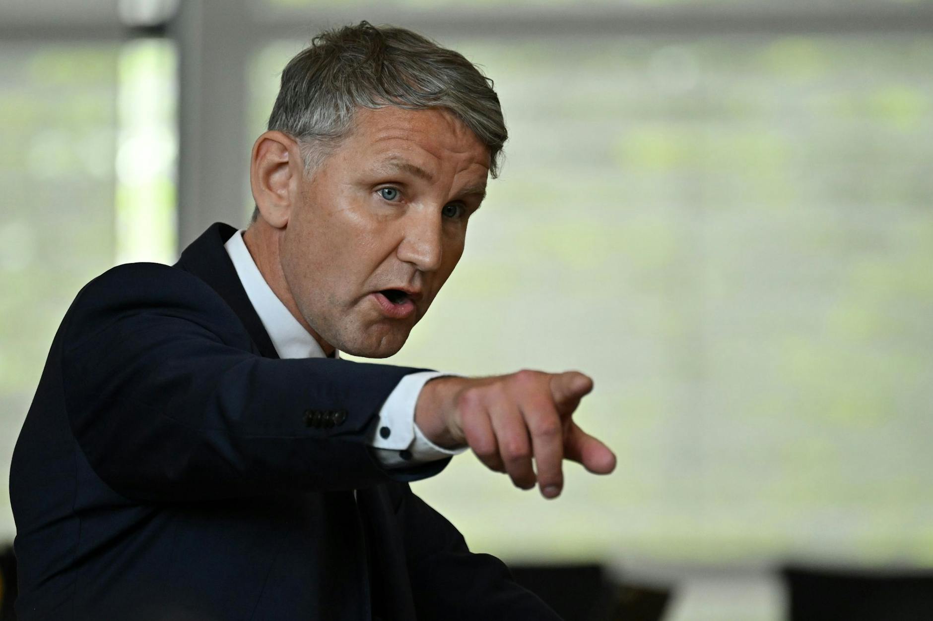 Björn Höcke ist der Vorsitzende der Thüringer AfD, die als gesichert rechtsextrem eingestuft wird. Die Staatsanwaltschaft Halle/S. hat ihn wegen Verwendung von Kennzeichen verfassungswidriger Organisationen angeklagt. In seinem Fall mit einer Losung der Nazi-Schlägertruppe SA.