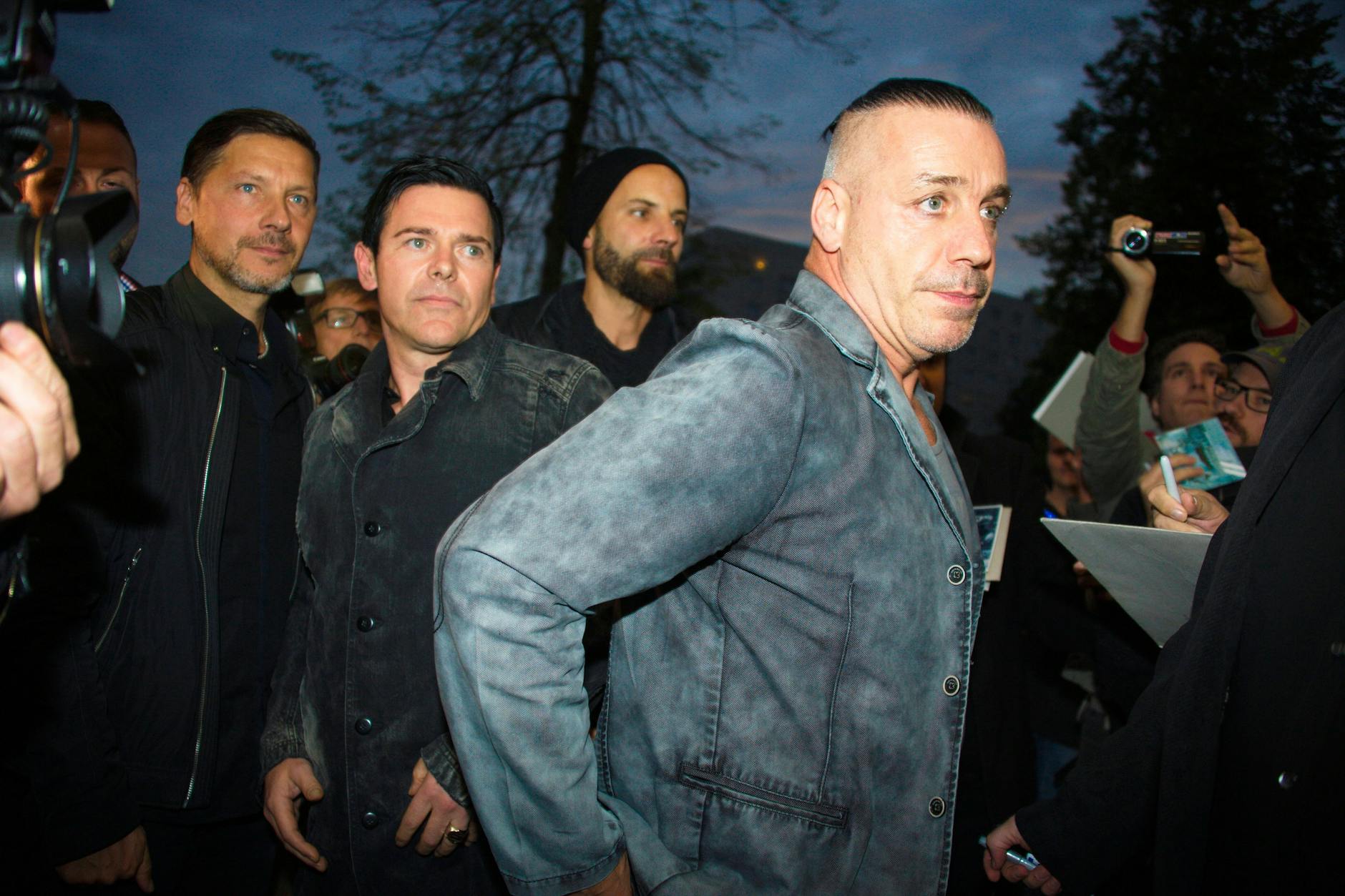 Rammstein-Sänger Till Lindemann (vorne), dahinter drei seiner Bandkollegen