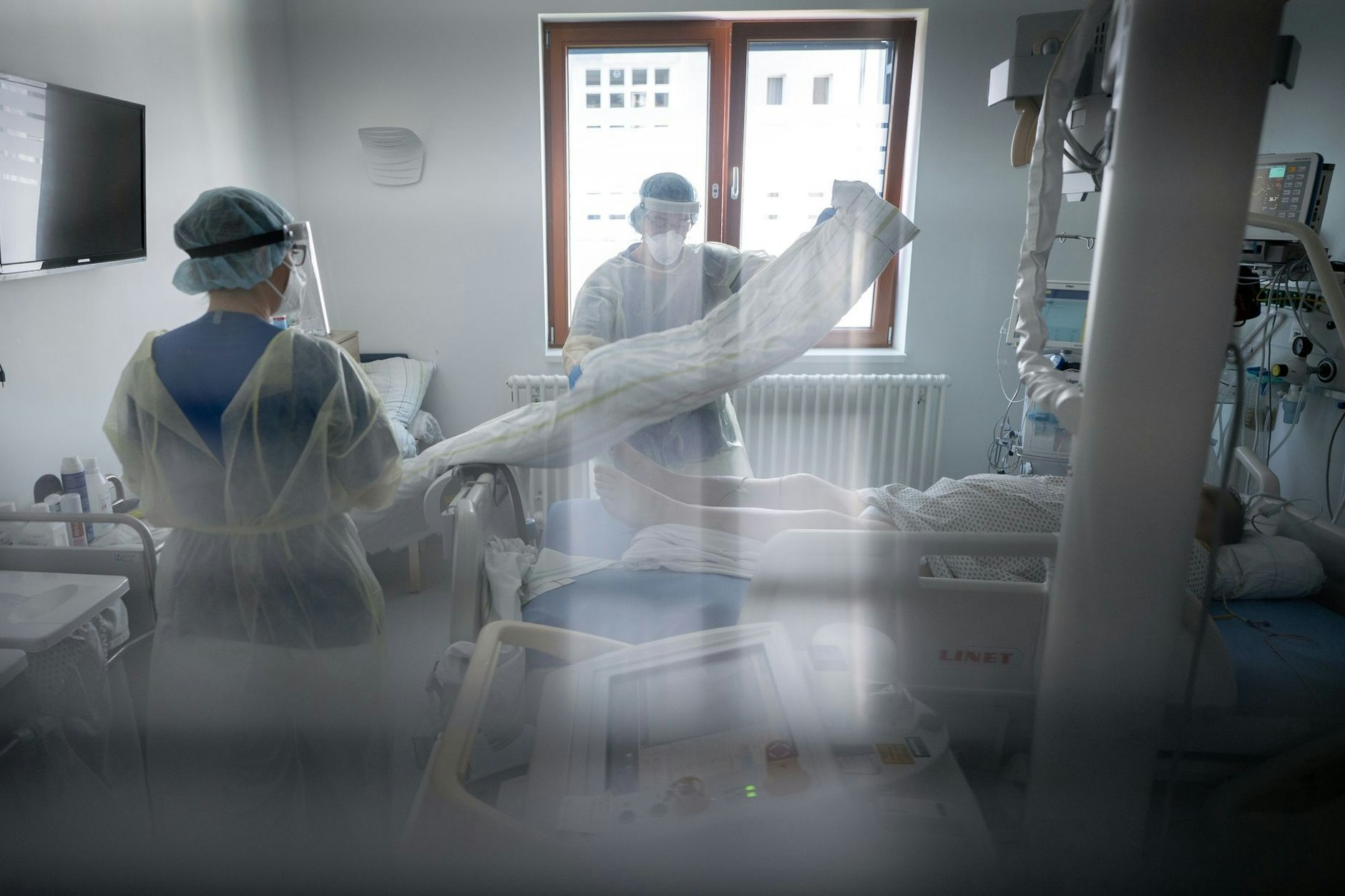 Zwei Pflegekräfte auf einer Intensivstation. In Zeitarbeit verdienen sie mehr als festangestellt.