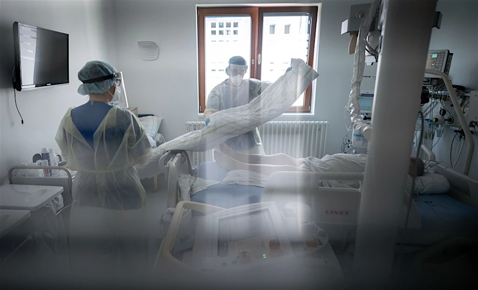Zwei Pflegekräfte auf einer Intensivstation. In Zeitarbeit verdienen sie mehr als festangestellt.