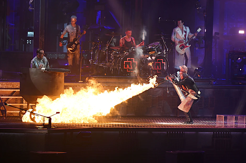 Band unter Druck: Frontsänger Till Lindemann (r) feuert auf der Bühne mit einem Flammenwerfer auf Band-Mitglied Christian Lorenz (l).&nbsp;