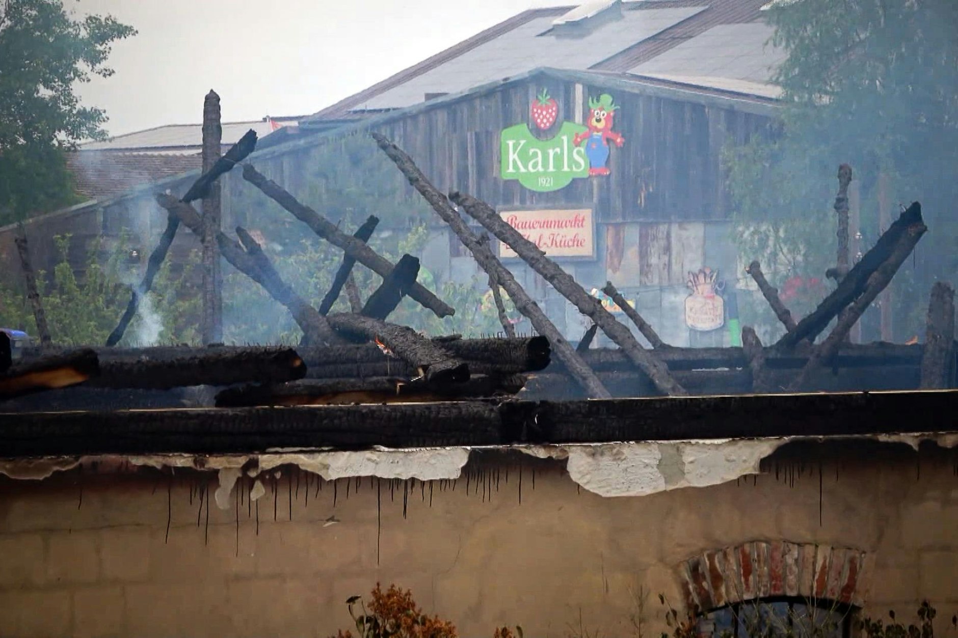 Brandenburg: Nach dem Feuer in dem Freizeitpark Karls Erdbeerhof geht der Betrieb weiter.