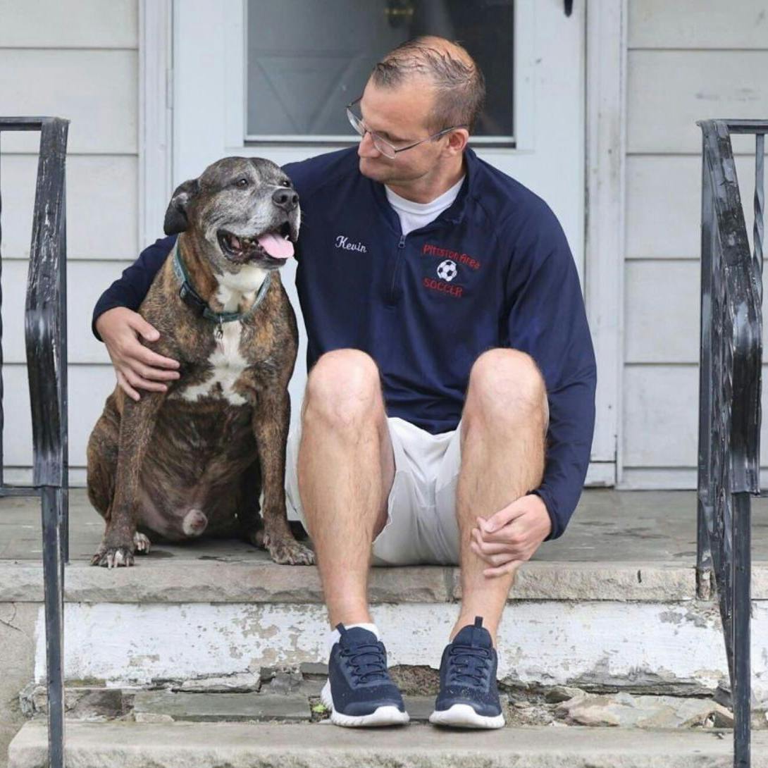 Herrchen Kevin Curry hatte Mellow vor sieben Jahren aus dem Tierasyl gerettet.