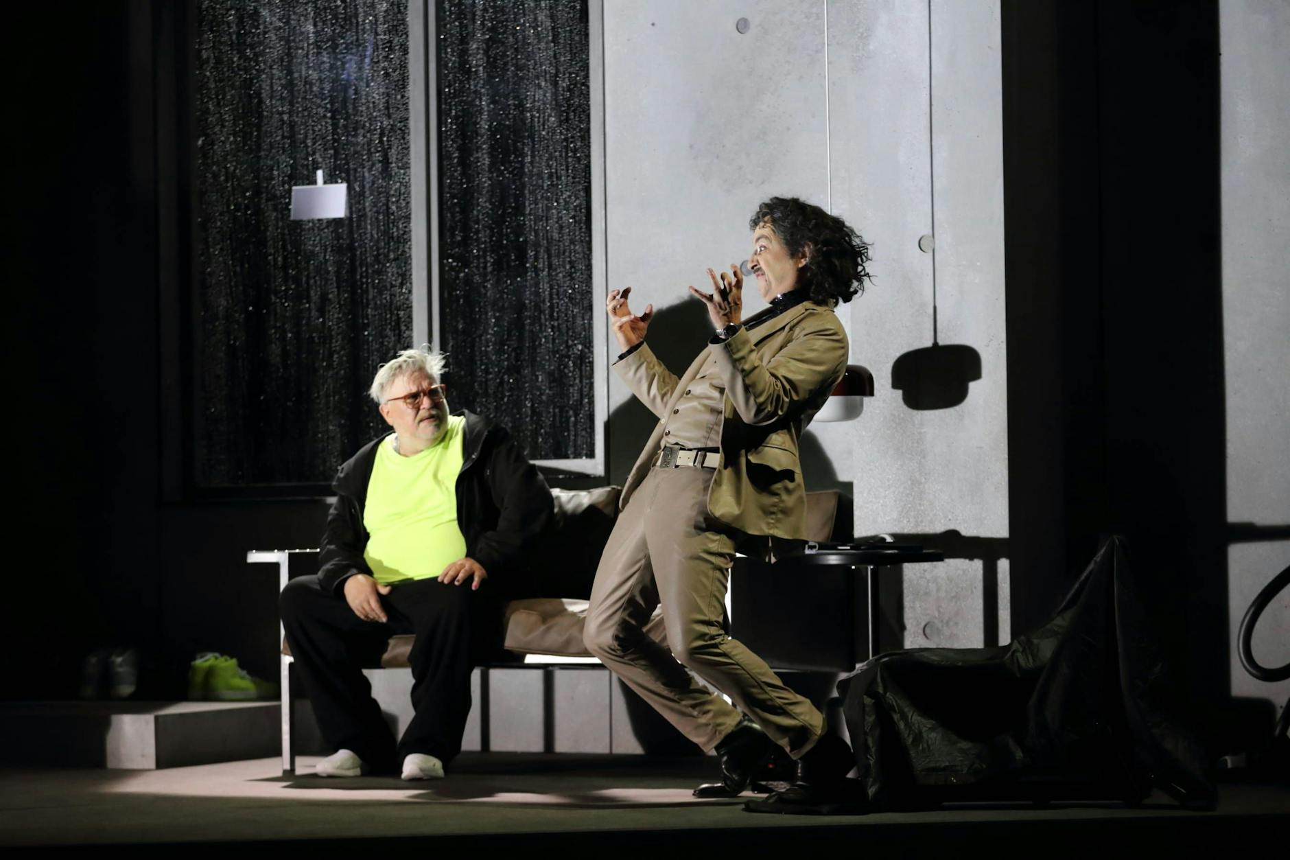 Aljoscha Stadelmann als Bernhard und Harald Schrott als der Tod (v.l.), in dem Stück „Einszweiundzwanzig vor dem Ende“ im Renaissance-Theater Berlin