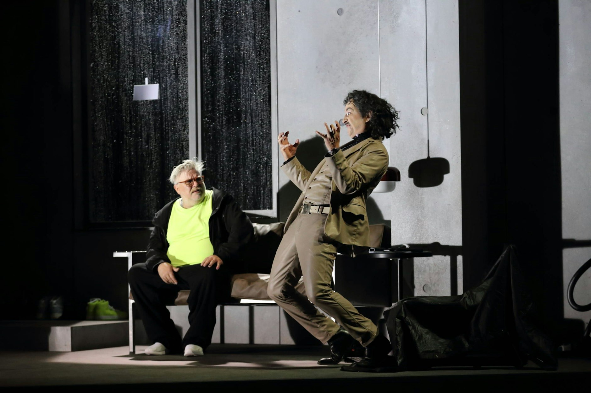 Aljoscha Stadelmann als Bernhard und Harald Schrott als der Tod (v.l.), in dem Stück „Einszweiundzwanzig vor dem Ende“ im Renaissance-Theater Berlin