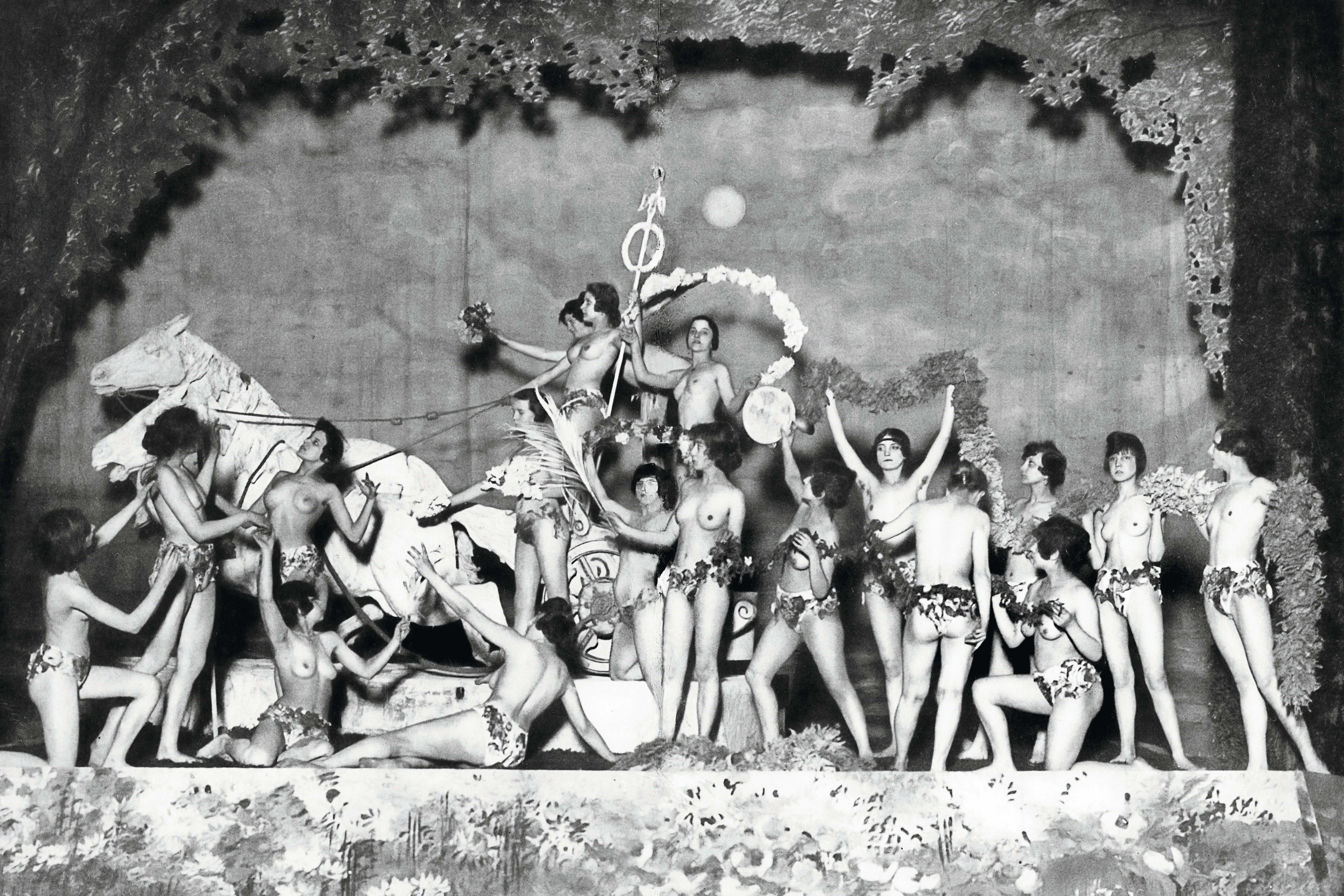 Quadriga des Brandenburger Tors in nackig: Szenenbild aus der Haller-Revue „An und Aus“ 1926 im Admiralspalast.