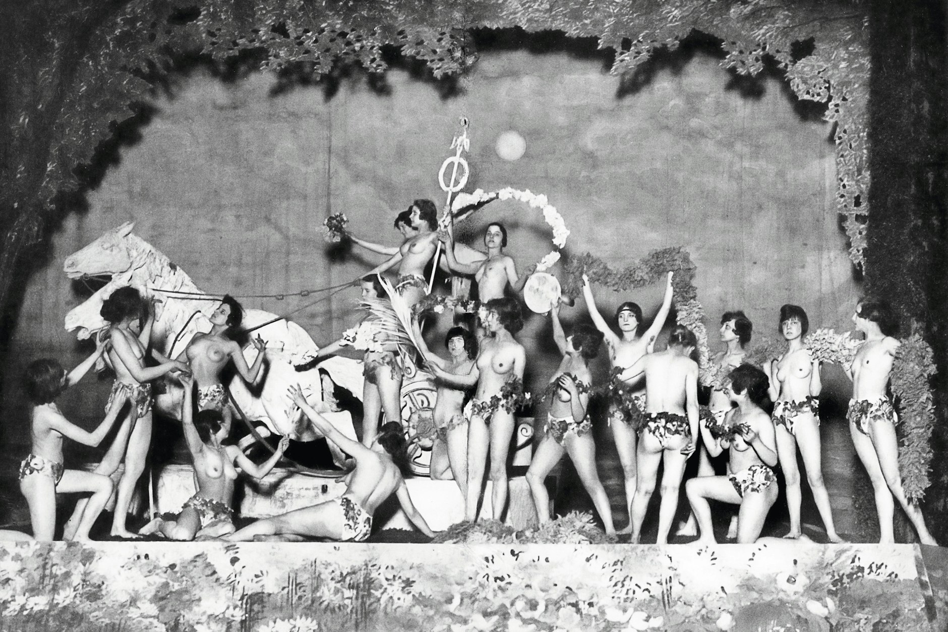 Quadriga des Brandenburger Tors in nackig: Szenenbild aus der Haller-Revue „An und Aus“ 1926 im Admiralspalast.