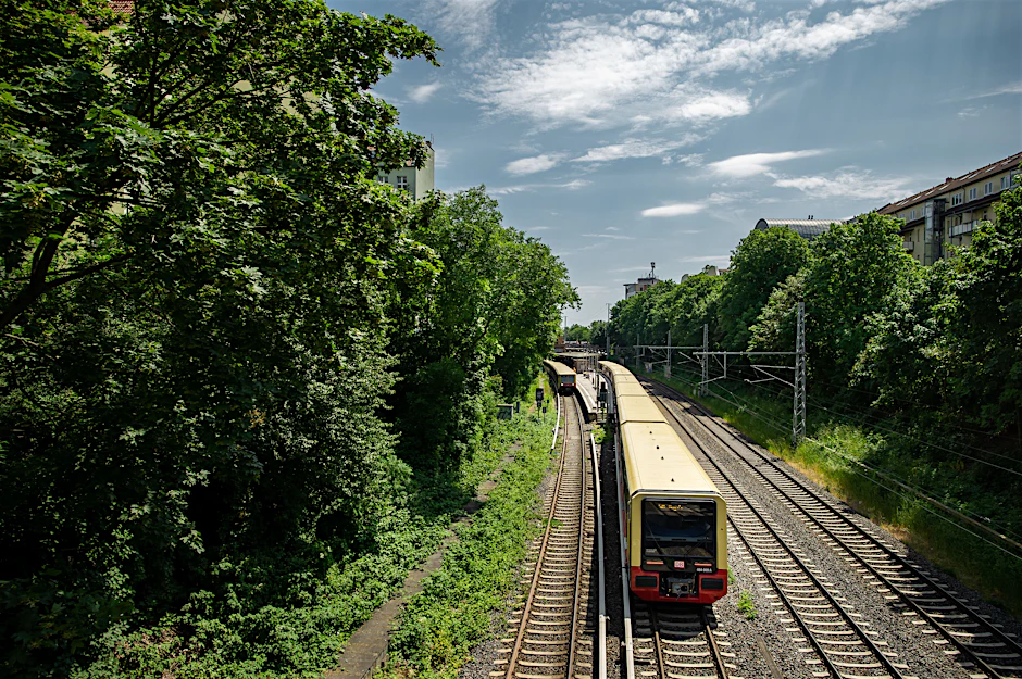 Ein S-Bahn-Zug verlässt der Haltepunkt Prenzlauer Allee auf dem Ring. Hier soll der zweite Zugang entstehen – mit einer Brücke, die den Bahngraben überspannt, einer Treppe und einem Aufzug.