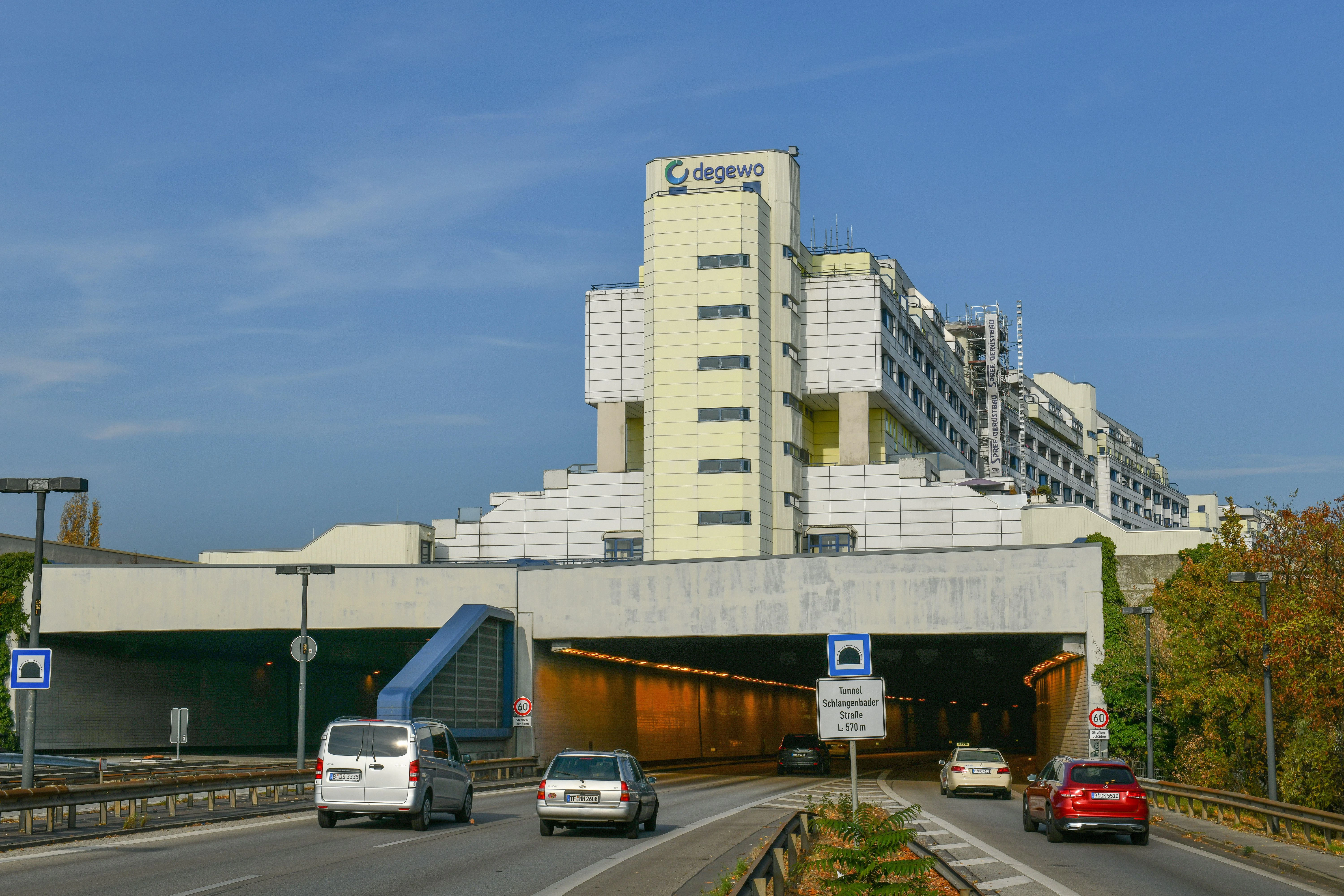 Als noch Autos durch den Schlangenbader Tunnel fuhren. Einst galt die Anlage mit der Wohnhausüberbauung als Sinnbild der Modernität. Heute ist sie technisch veraltet.
