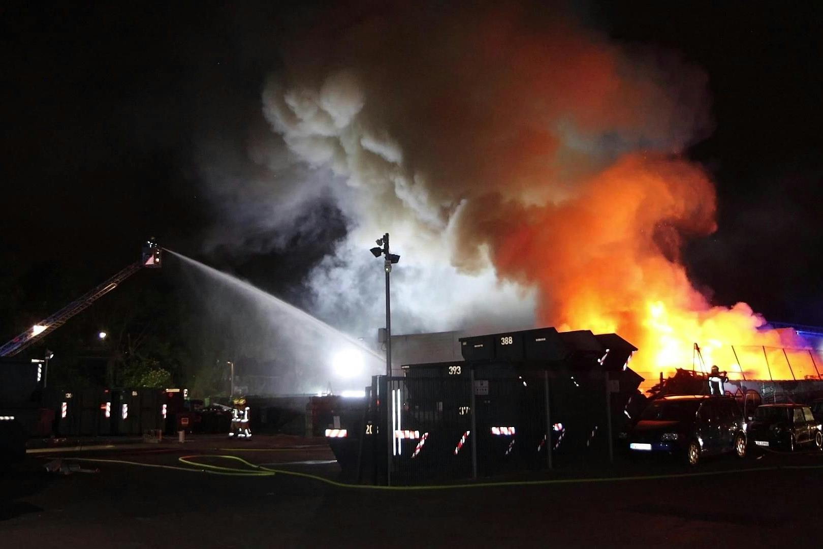 Ein Feuerteufel in Lichtenberg steckte fast einen Supermarkt komplett in Flammen.