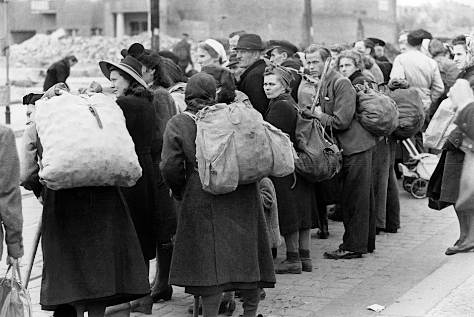 West-Berliner kehren von einer Hamsterfahrt mit Kartoffeln in die Ostzone zurück, die in den Westsektoren durch die Blockade nur unzureichend zugeteilt werden konnten. Die Aufnahme entstand am 12. Oktober 1948.
