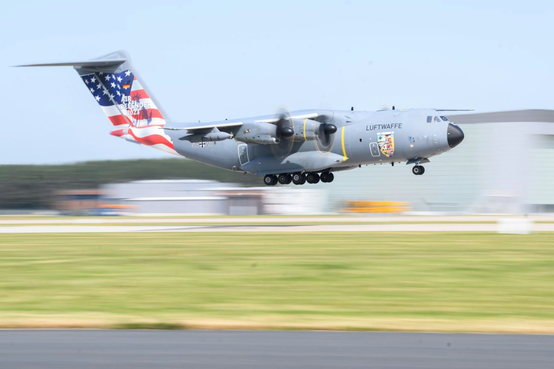 Ein Airbus A400M der Luftwaffe der Bundeswehr mit Sonderlackierung „Air Defender 2023“ landet am Fliegerhorst Wunstorf in der Region Hannover.