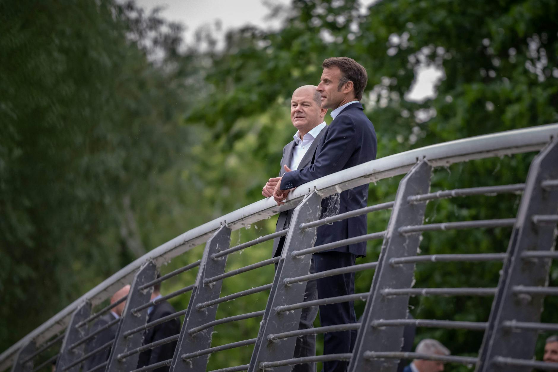 Präsident Emmanuel Macron und Bundeskanzler Olaf Scholz auf der Brücke zur Potsdamer Freundschaftsinsel. Fast ein symbolischer Ort, sind die Beziehungen zwischen den größten EU-Partnern nicht einfach.