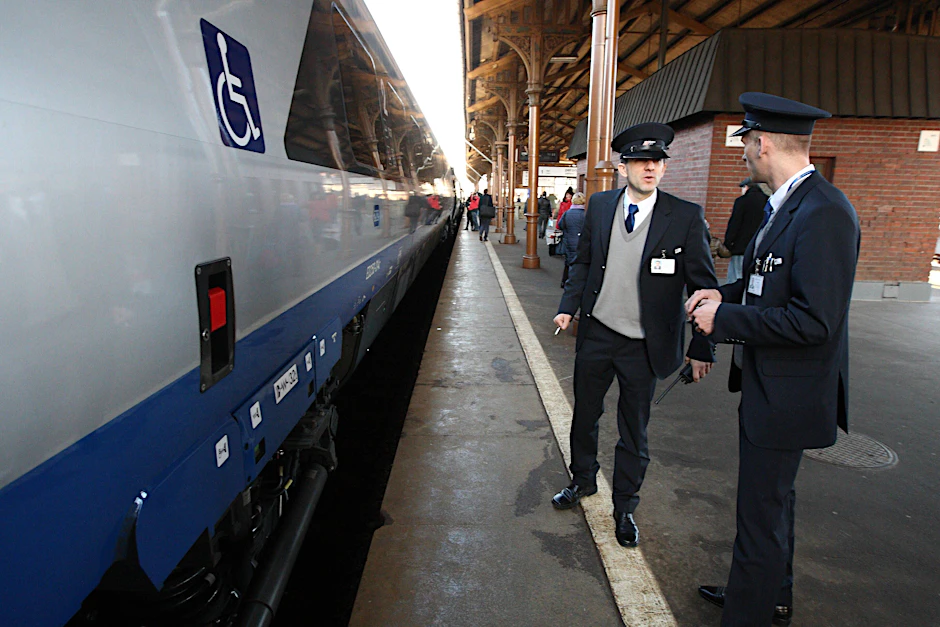 Zugschaffner der Polnischen Bahn PKP.