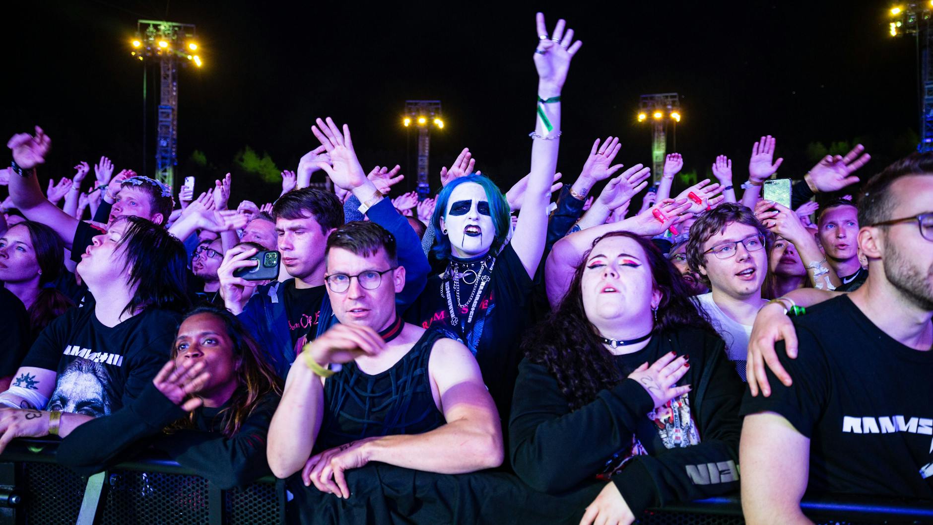 Fans von Rammstein jubeln den Rockern beim Konzert in Helsinki in Finnland zu.