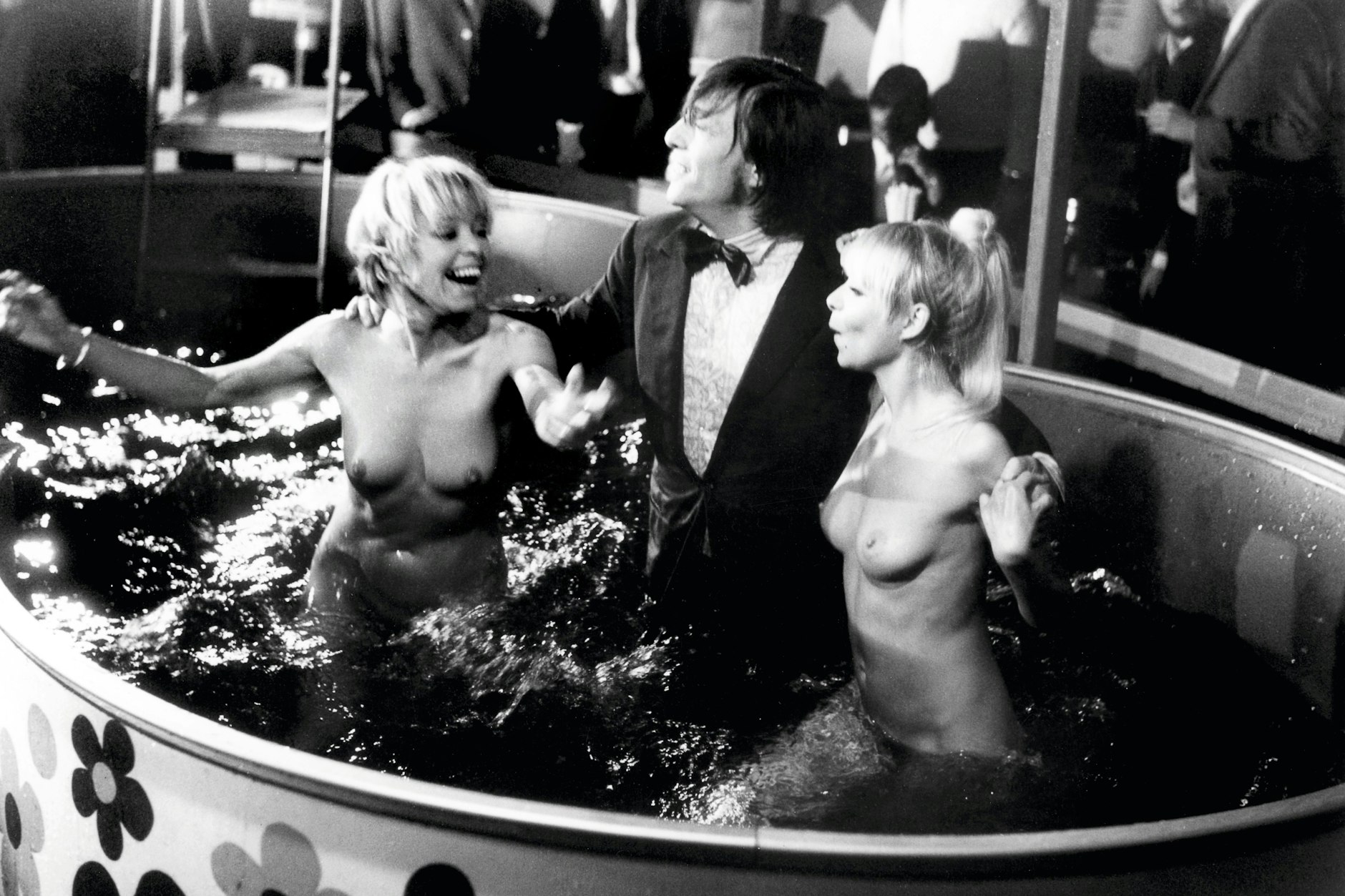 Eden Playboy Club 1971: Rolf Eden planscht im Smoking mit Indrid Steeger (rechts im Bild) und Monica Marc.