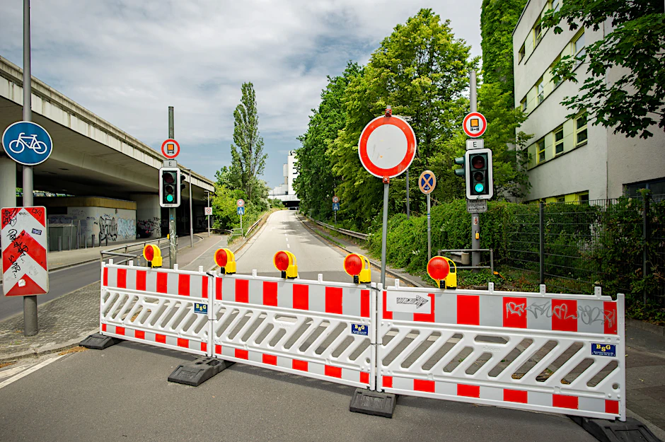 Keine Einfahrt, nirgends. Seit dem 20. April 2023 sind die Einfahrten zum Tunnel Schlangenbader Straße im Verlauf der ehemaligen A104 gesperrt. Das wird wahrscheinlich für immer so bleiben.