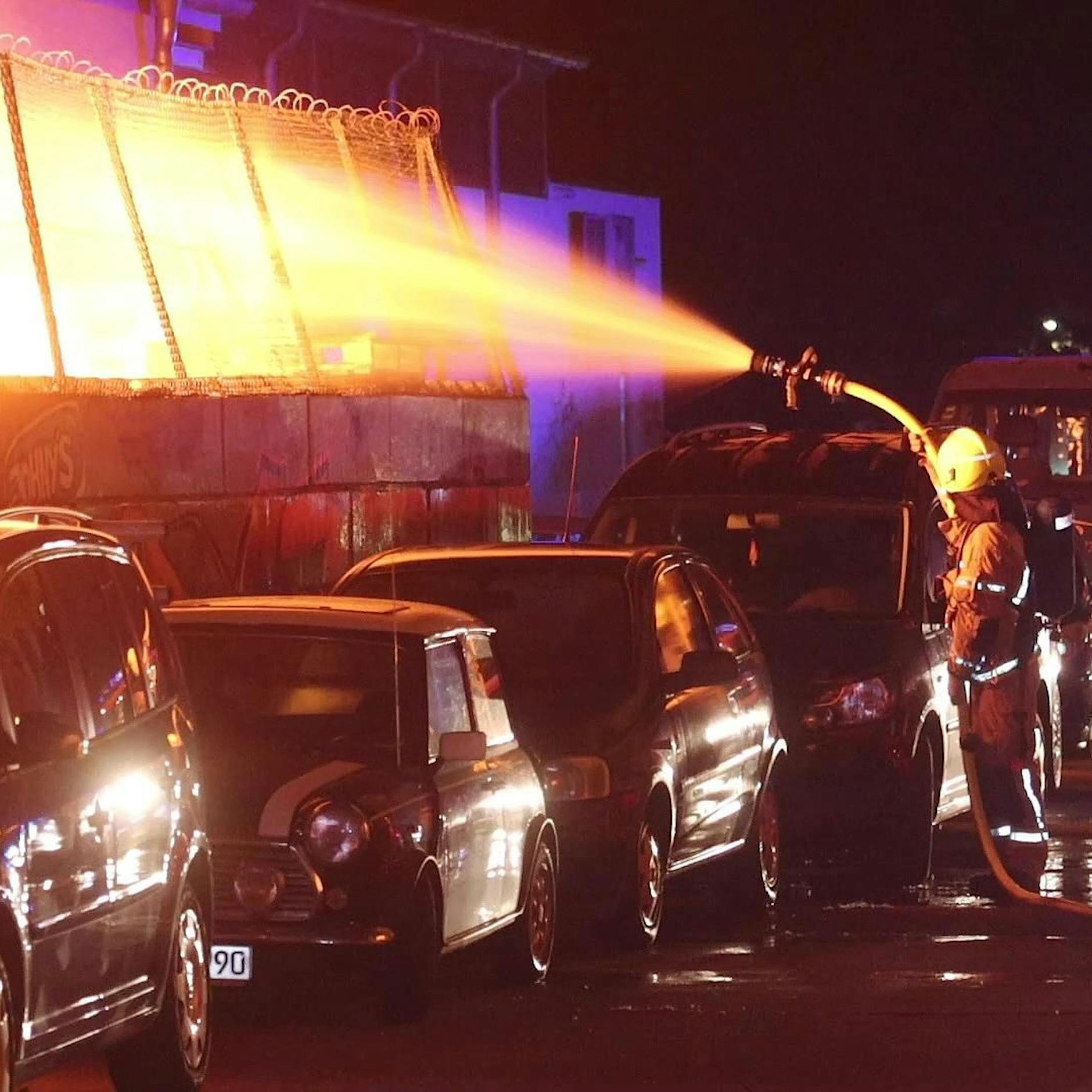 Drama in der Nacht: Feuerteufel versetzt Lichtenberg in Angst und Schrecken