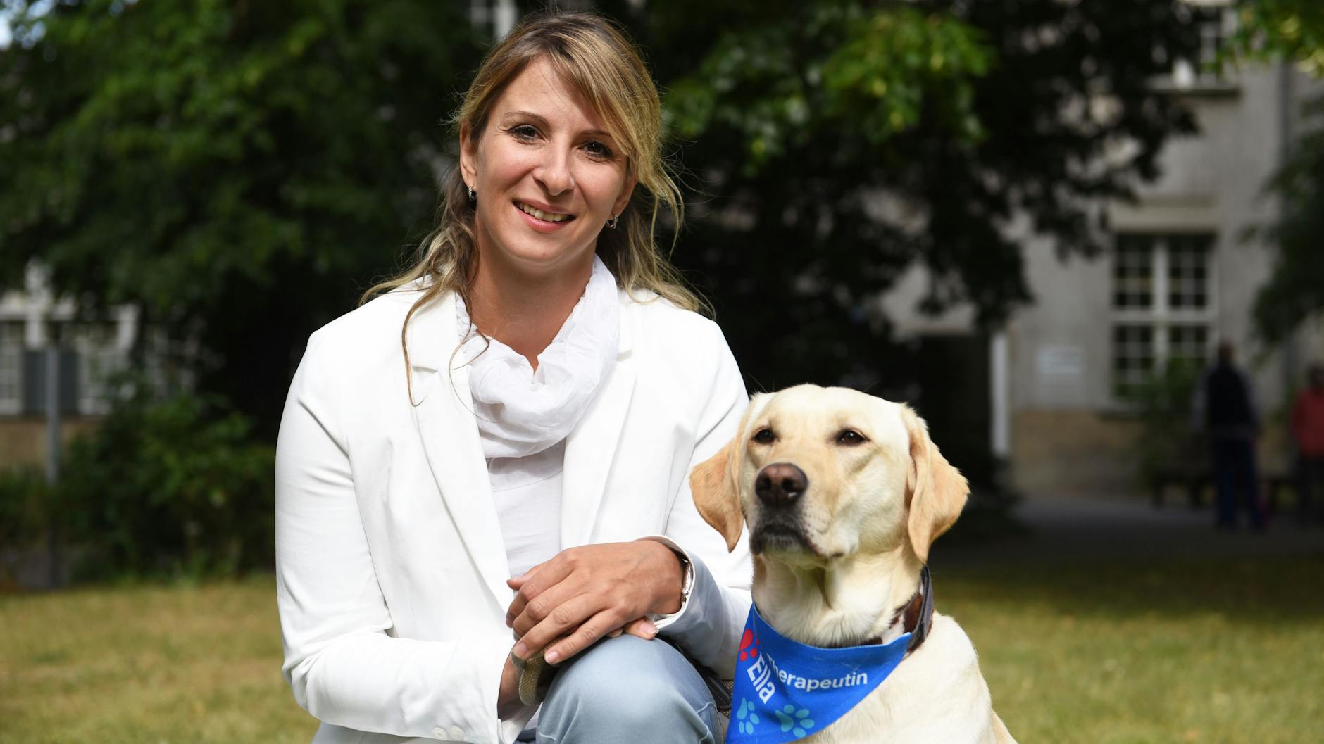 Yvonne Erler mit Ella - die beiden arbeiten im Sana-Klinikum Dahme-Spreewald.