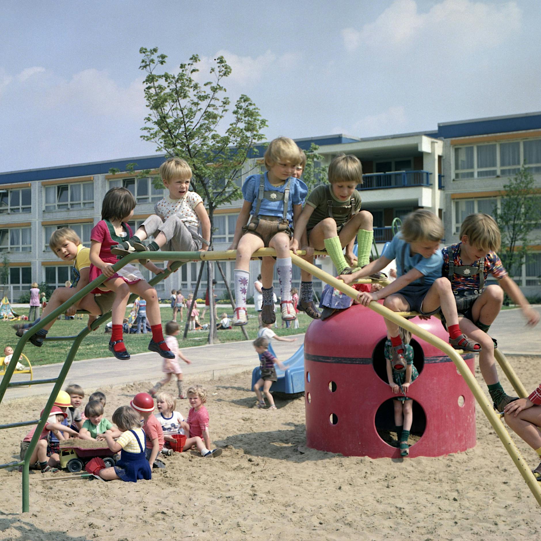 Ostdeutsche Identität: Darf meine westdeutsche Freundin über DDR-Wochenkrippen schreiben?