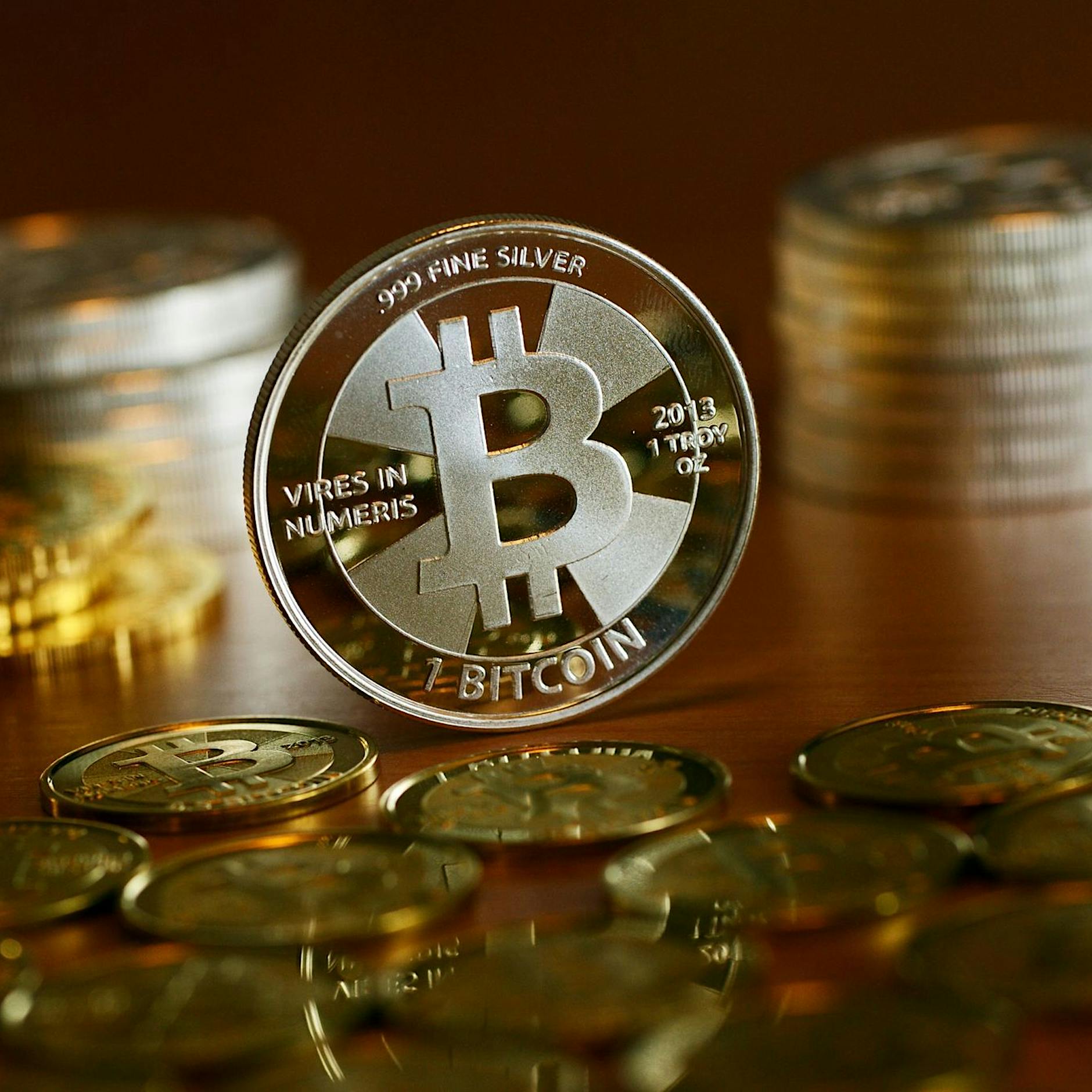 SEC verklagt Kryptobörsen – Experten im Streitgespräch: „Der Bitcoin produziert nur Kosten“