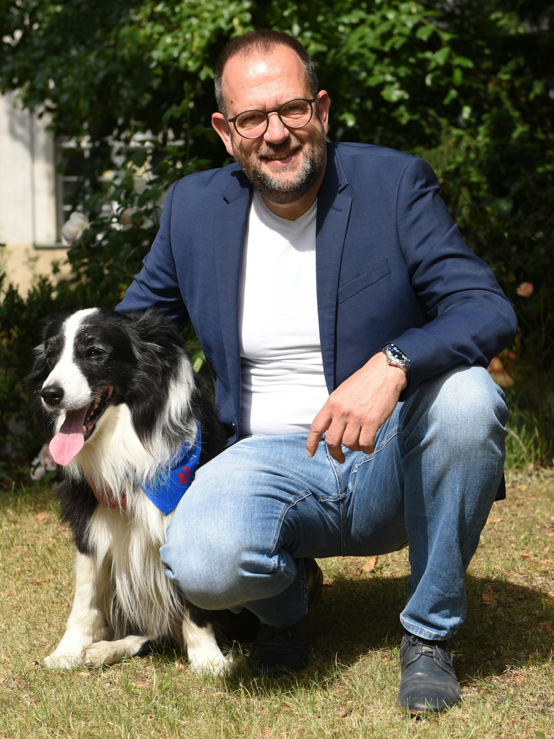 Dr. Eric Hilf mit Lewis-Oskar - der Border Collie begann vor sieben Jahren seinen Einsatz als Therapiehund am Sana-Klinikum Lichtenberg.