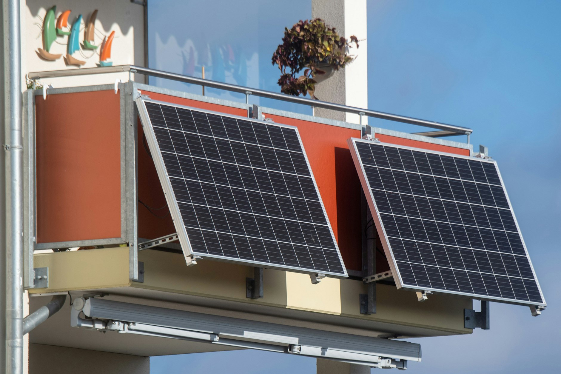  Solarmodule vorm Balkon. Ab 22 Meter Höhe wird es in Berlin kompliziert.