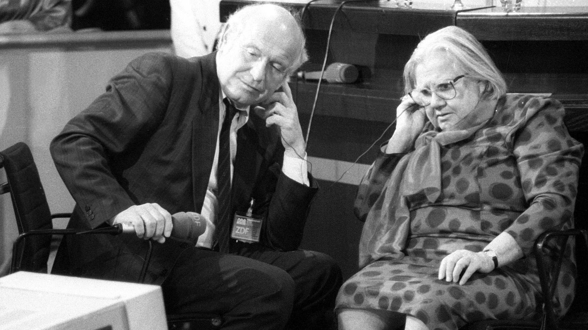 Schauspielerin Steffie Spira schaut sich mit dem ZDF-Journalisten Dieter Kronzucker am Monitor die Ergebnisse der ersten freien Wahl in der DDR an (März 1990).