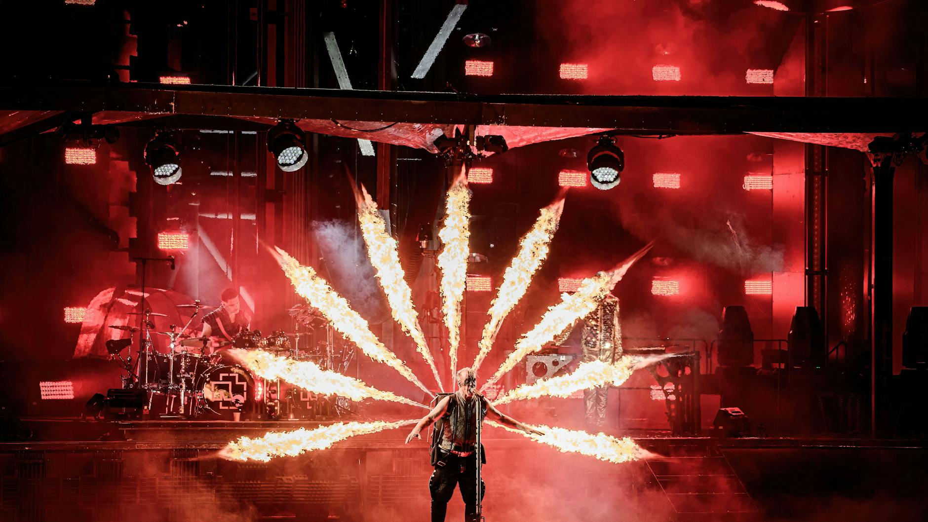 Till Lindemann beim Konzert von Rammstein in Odense auf der Bühne.