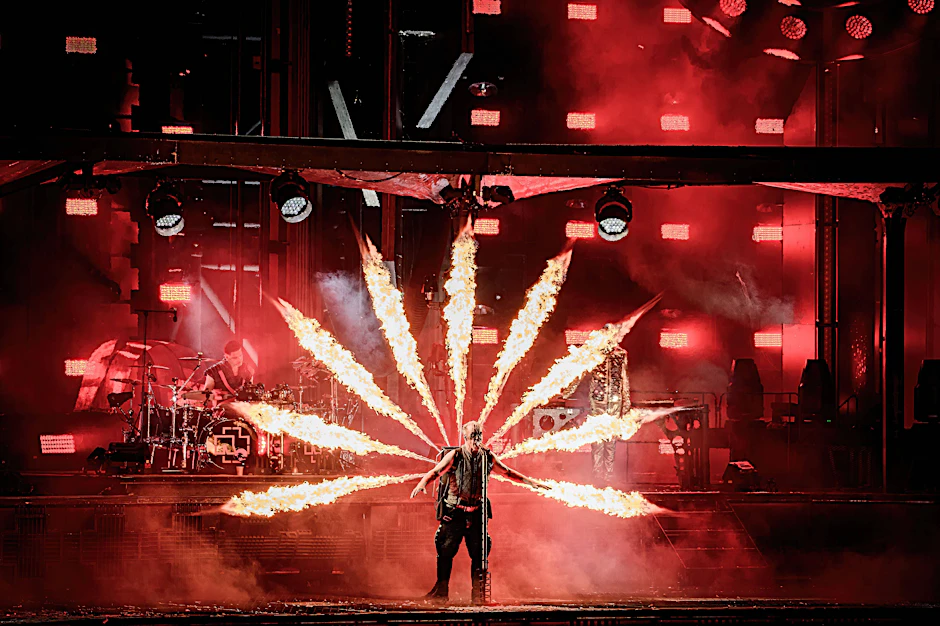 Till Lindemann beim Konzert von Rammstein im dänischen Odense auf der Bühne.